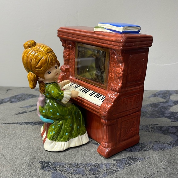 Vtg Toyo Porcelain Girl at Piano Music Box Japan, Plays The Blue Danube Waltz - Picture 1 of 11